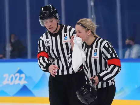 На Олімпіаді в Пекіні сестра гравця НХЛ розбила ключкою до крові обличчя рефері хокейного матчу Канада-США