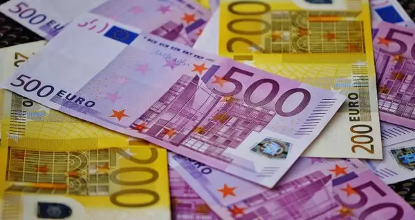 Курс валют на 9 февраля, среду: евро завалился за психологическую отметку