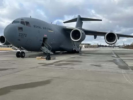 До України прибув літак із військовим вантажем від Великобританії