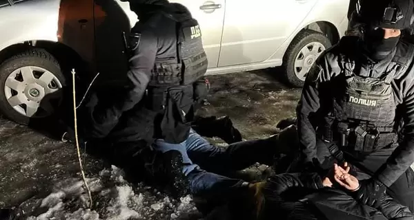 Полицейские из Днепра приехали в Киев и вымогали у подозреваемого 12 тысяч долларов после обыска