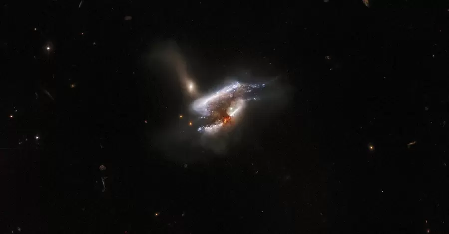  Телескоп Hubble сделал уникальные снимки тройного слияния галактик