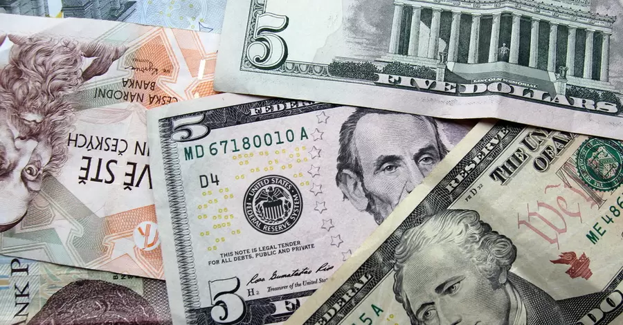 Курс валют на 21 февраля, понедельник: доллар подрос, евро застыл