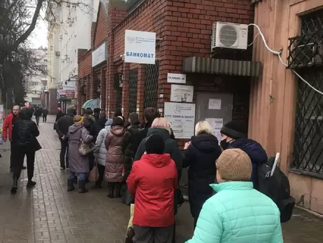 У Донецьку пролунали звуки сирени: біля банкоматів та АЗС - черги, люди почали виїжджати самотужки