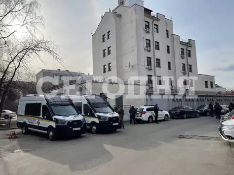Российские дипломаты уехали из Украины: с посольств и консульств сняли флаги, а бумаги сожгли 