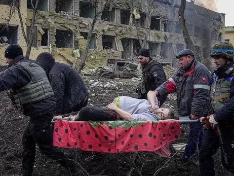 Бомбардировка роддома в Мариуполе: среди погибших есть ребенок