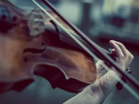 Харківська скрипалька грає для сусідів з бомбосховища під час обстрілів