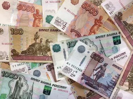 Экономист: Платить по внешним долгам российскими рублями – это все равно что пытаться расплатиться ракушками