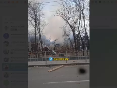 Російські окупанти розбомбили будівлю драмтеатру у Маріуполі. Там ховалися люди в очікуванні евакуації
