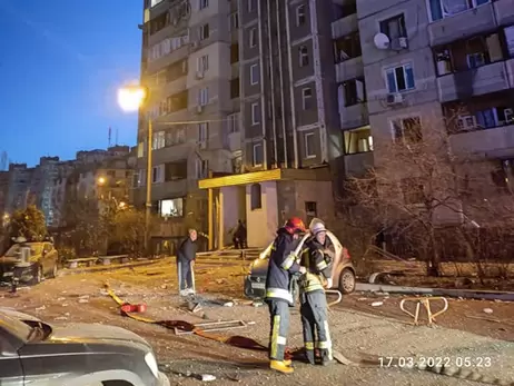 У Києві уламки збитої ракети влучили у 16-поверховий будинок. Є загиблі