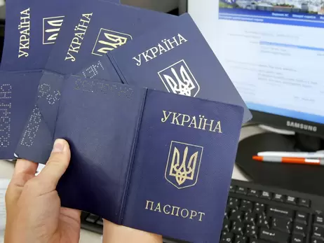Чи можна отримати новий паспорт або вклеїти у старий фото