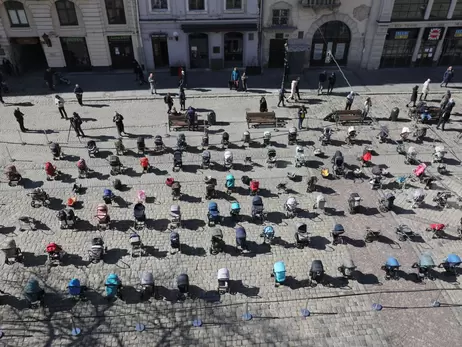У центрі Львова встановили 109 дитячих візків на згадку про загиблих на війні дітей