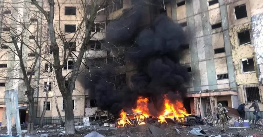 У Києві снаряд прилетів у двір багатоповерхівки у Святошинському районі, є постраждалі