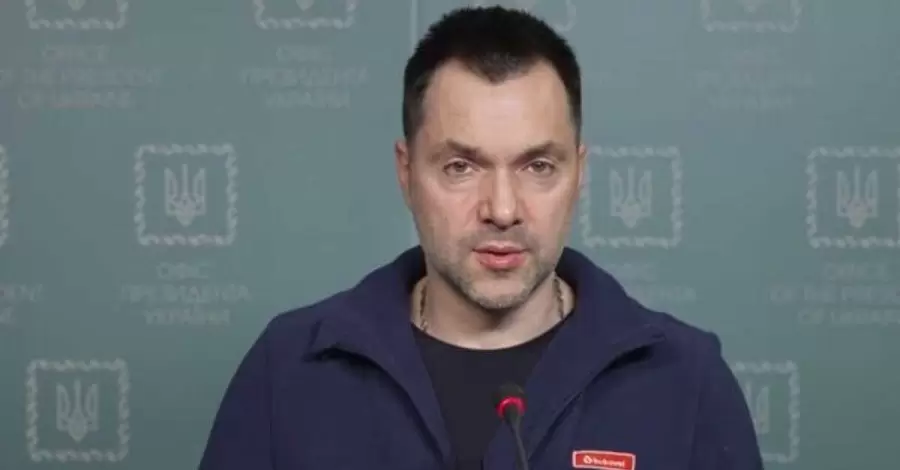 Арестович заявив, що війська РФ підуть за трьома напрямками: зона ООС, Маріуполь та Херсон