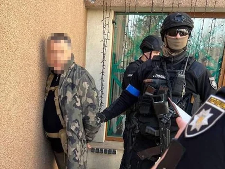 Киевлянин с помощью мата, угроз и двадцати автоматчиков отбил жену с поддельными документами у патрульных