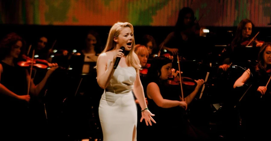 Тіна Кароль заспівала гімн України у Варшаві під акомпанемент жіночого симфонічного оркестру