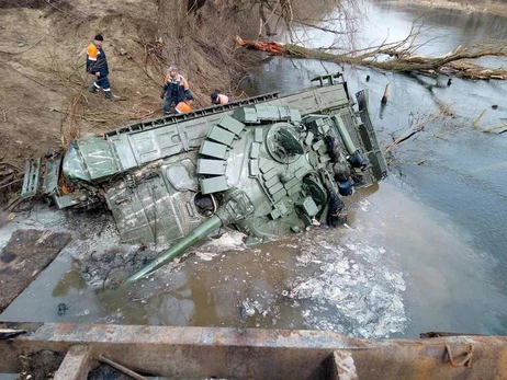 На Сумщині у річці затонув російський танк разом із екіпажем