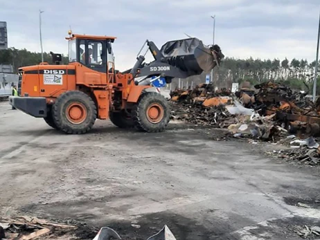 Дорожники расчищают трассу Киев-Чоп от «кладбища уничтоженной техники»: уже убрали 29 км