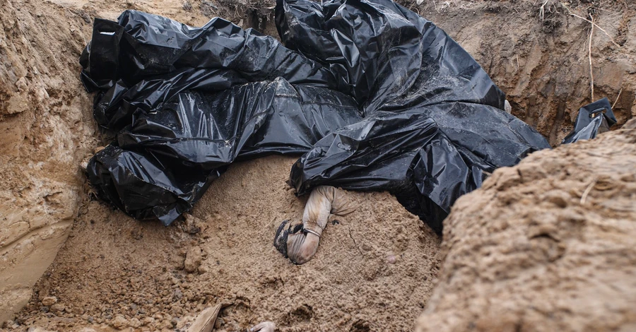 Розкопка другої братської могили у Бучі: знайшли 55 тел. Серед них поліцейський, мама з дітьми та військовослужбовці