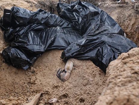 Розкопка другої братської могили у Бучі: знайшли 55 тел. Серед них поліцейський, мама з дітьми та військовослужбовці