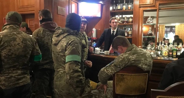 Неизвестные в камуфляже ворвались в 5-звездочный Premier Palace в Киеве требуют поселить беженцев