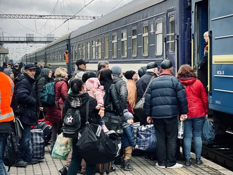 Біженців із Маріуполя відправили поїздом до Львова