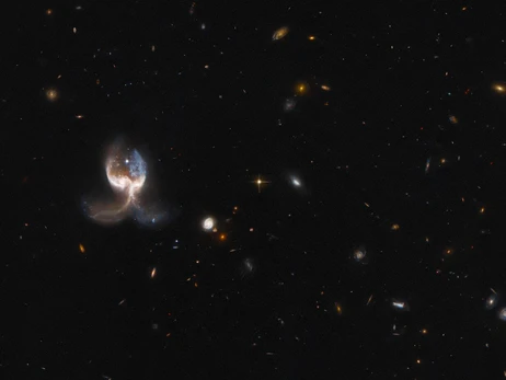 Телескоп Hubble зробив знімки злиття двох великих галактик: схожі на крила ангела
