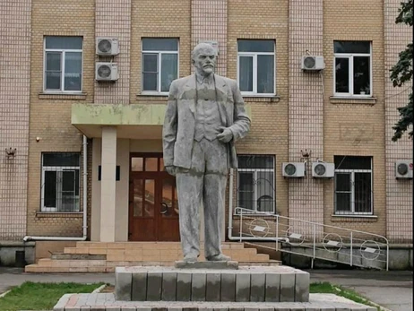 Российские оккупанты установили в Геническе памятник Ленину