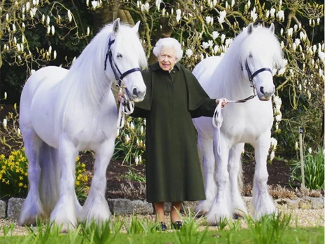Королеві Єлизаветі II виповнилося 96 років. На честь свята оприлюднено її нове фото