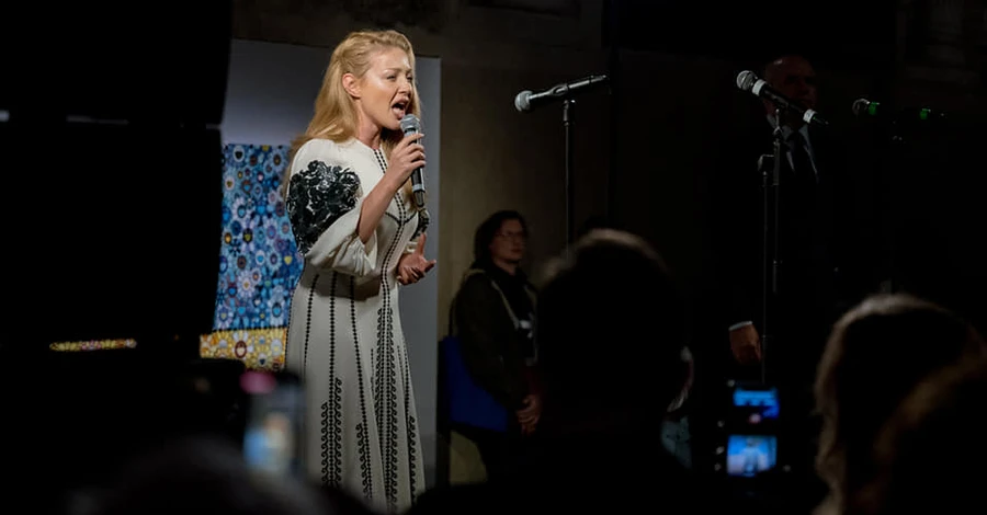 Тіна Кароль у вишиванці виконала гімн України на міжнародному арт-форумі Венеціанського бієнале