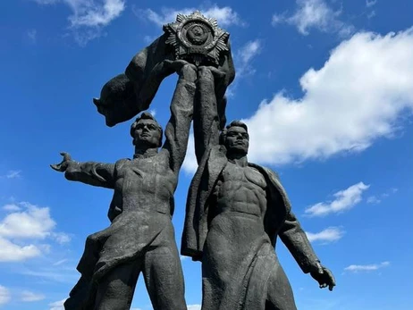 У Києві слідом за орденом Леніна демонтують скульптуру двох робітників