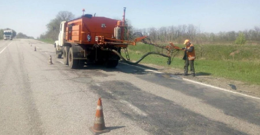 Харьковские дорожники расчистили более 100 км трасс, ежедневно работает по 25 бригад