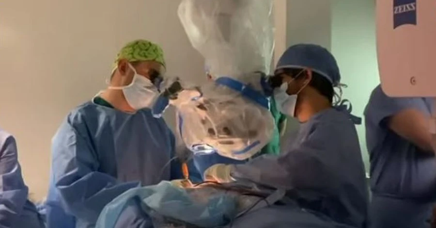 В Україну для проведення надскладних операцій прибули нейрохірурги зі США