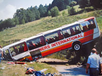 В Индии школьный автобус упал со скалы 