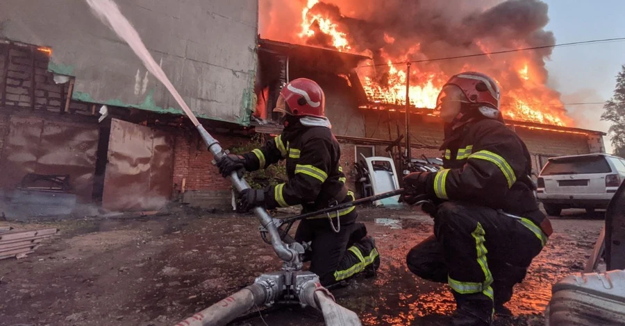 У Києві сталася масштабна пожежа у готелі, евакуйовані майже 100  людей