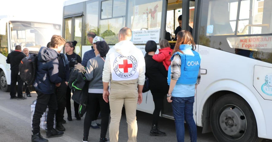 За сприяння ООН та МКЧХ з Маріуполя евакуювали майже півтисячі людей