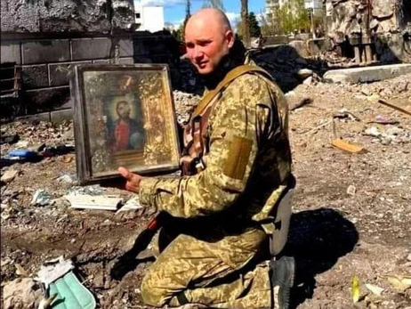 У зруйнованому будинку в Бородянці знайшли ікону, яка пережила вибухи та ворожі обстріли