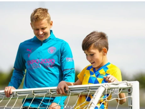 Футболист Зинченко провел тренировку с 10-летним украинским беженцем