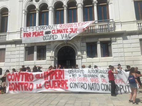 В Венеции активисты захватили дворец главы российской компании «Новатэк» 