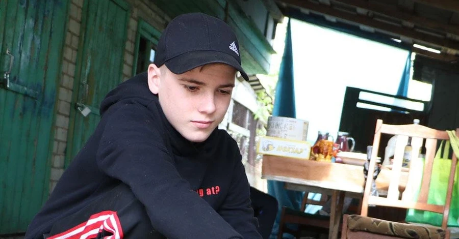 Полицейские Черниговщины вернули домой подростка, которого российские военные вывезли в Беларусь