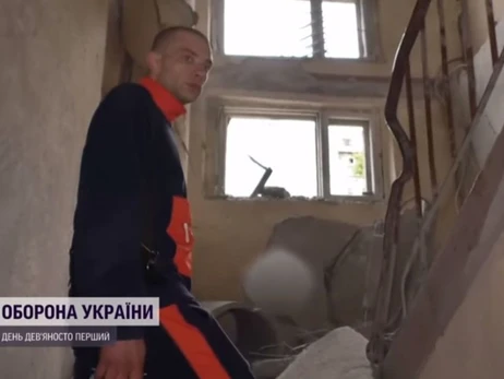 Харків'янин залишився у будинку, в який сім разів влучали ракети, щоб стежити за квартирами сусідів