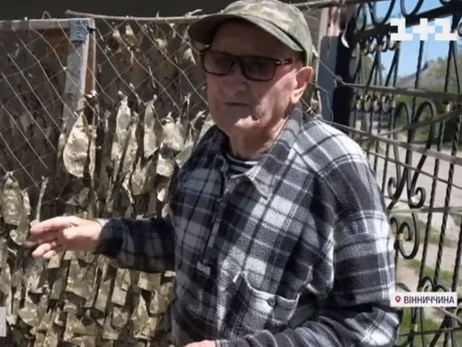 90-летний волонтер из Винницкой области плетет сетки и помогает военным