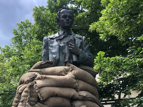 В Чехії пам’ятник Тараса Шевченка «захистили від обстрілів» мішками з піском