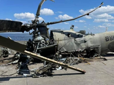Со дна Киевского моря подняли обломки российского вертолета