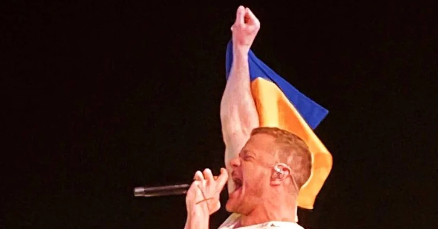 На концерте Imagine Dragons в Праге солист развернул флаг Украины, переданный харьковчанкой
