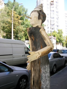 Деревянный Буратино появился на улице Гончара 