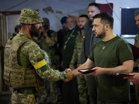 Зеленский на Николаевщине наградил военных и посетил раненых в больнице