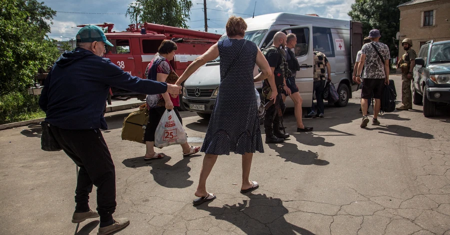 Луганські рятувальники показали, як евакуювали пса з Лисичанська