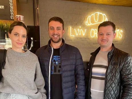 Мэр Львова пообещал снести кафе, которое посещала Анджелина Джоли