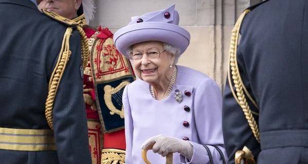 Королева Елизавета II сменила два ярких образа во время визита в Шотландию