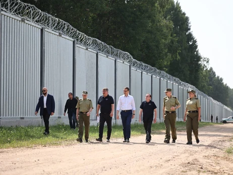 Польща завершила зведення 5-метрової стіни на кордоні з Білоруссю